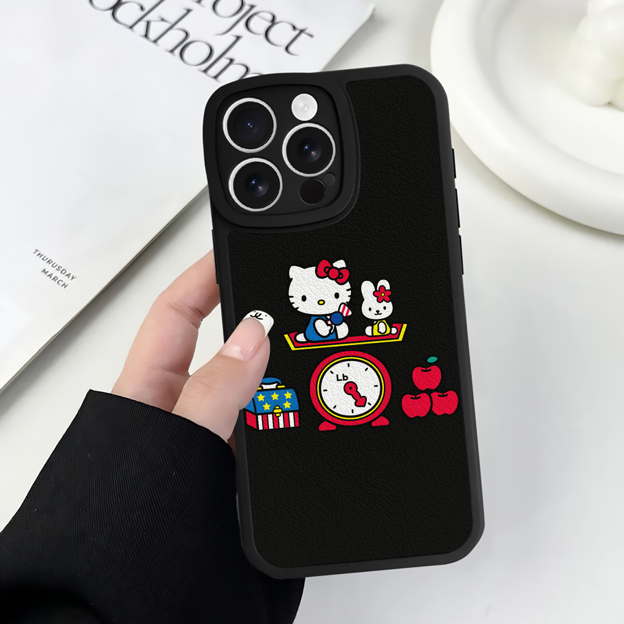 （画像用） Hello Kitty ハローキティ 【iPhone 16シリーズ対応】シリコンスマホケース（レザー調） 材質：シリコン